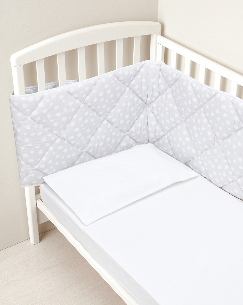 Paracolpi con stampa allover nuvole