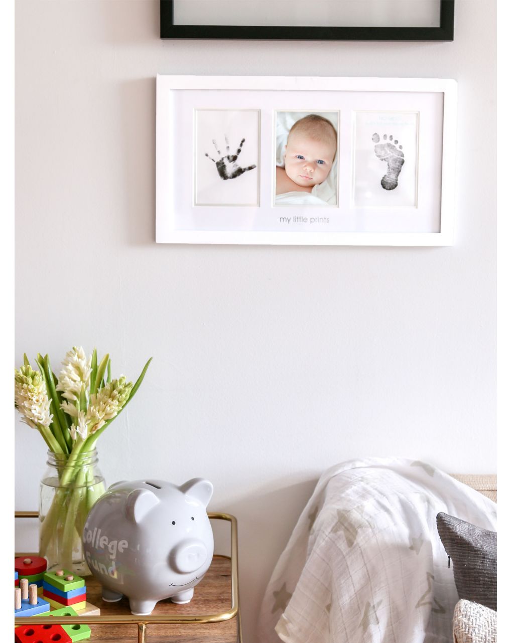 Cornice da parete bianca