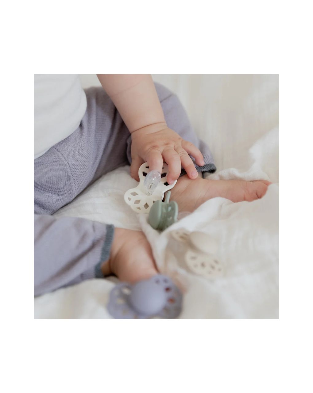 Set 2 ciucci tettarella simmetrica in silicone 0/6 mesi - colore avorio/salvia - bibs