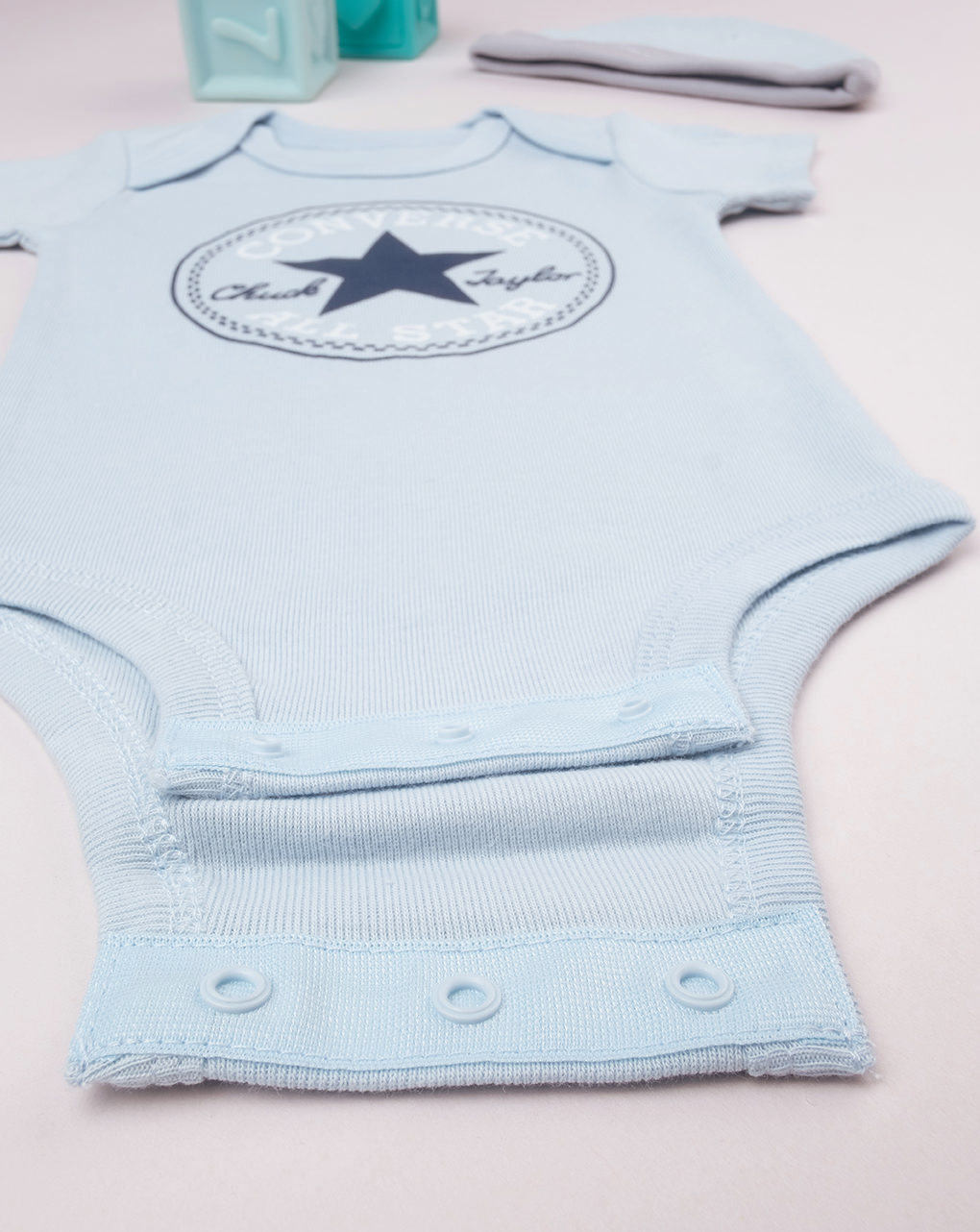 Set 3 pezzi converse neonato cappellino + body + scarpe