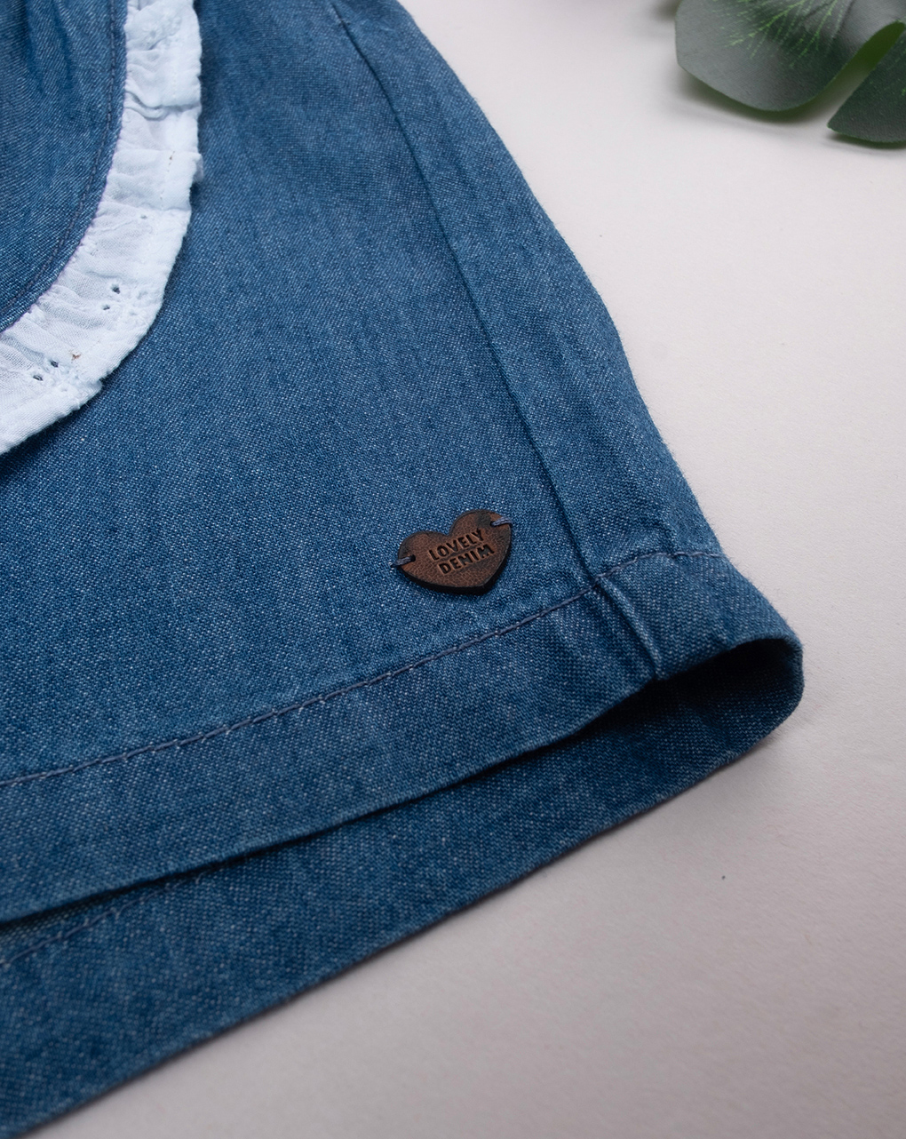 Shorts chambray con frill in sangallo