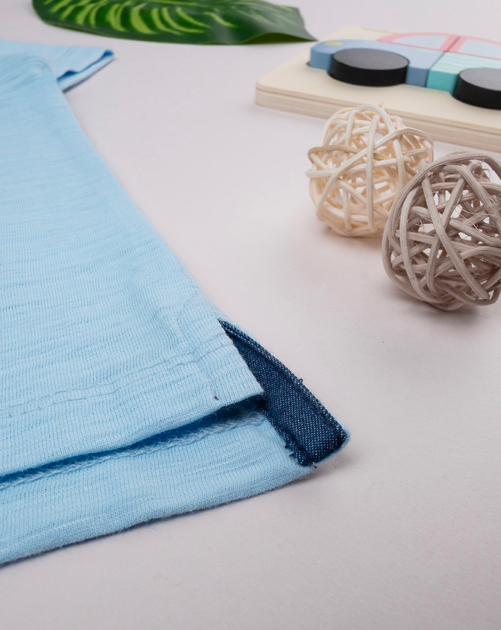 T-shirt bimbo azzurra con taschino