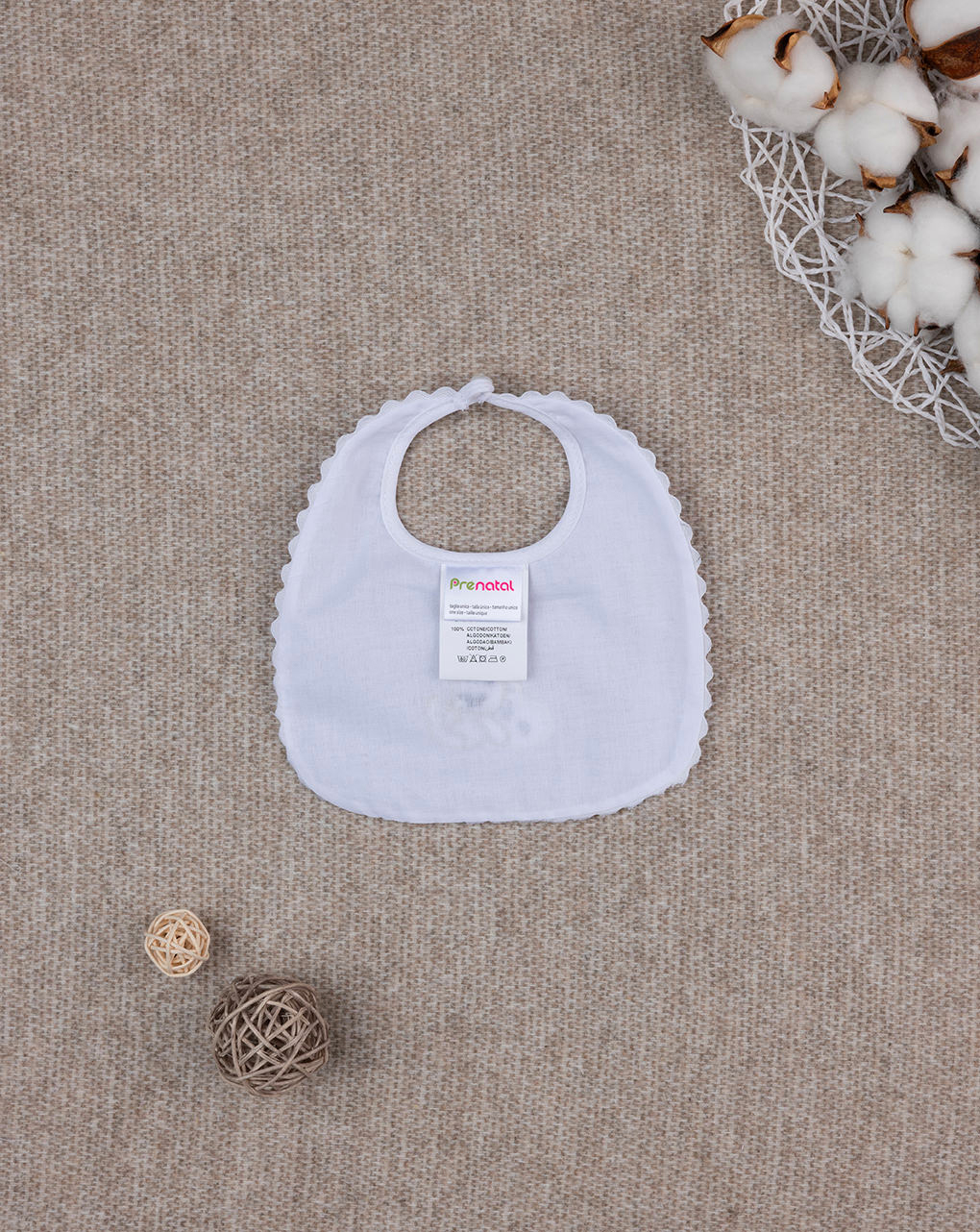 Bavaglino in mussola con ricamo coniglietto