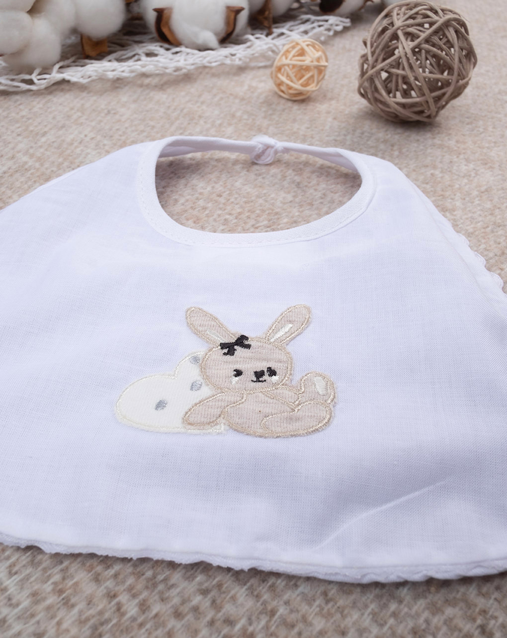 Bavaglino in mussola con ricamo coniglietto