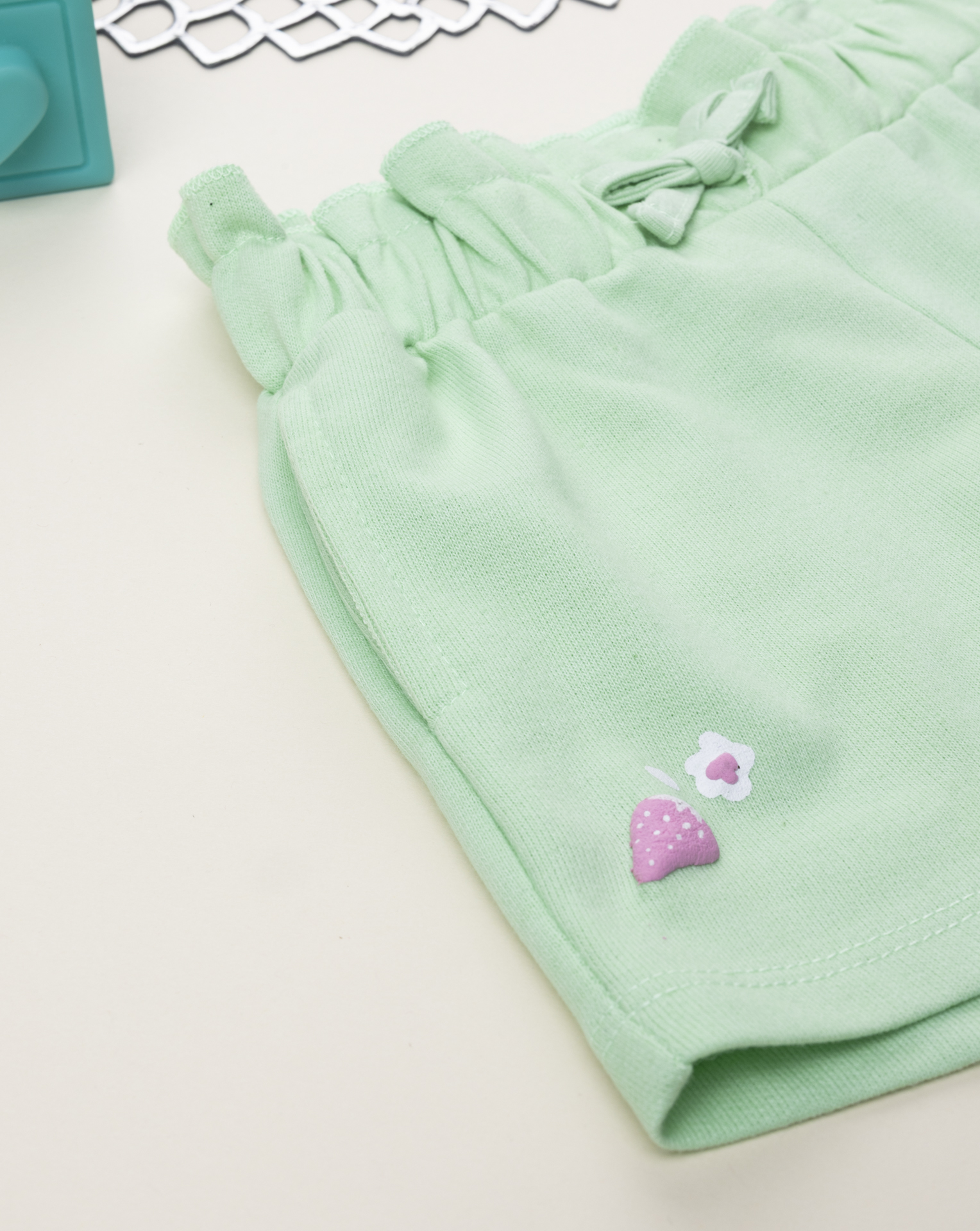 Shorts bimba verde con stampa