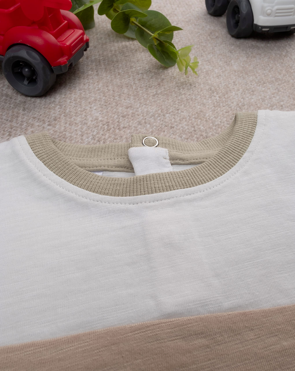 T-shirt bimbo rigata beige/verde/marrone