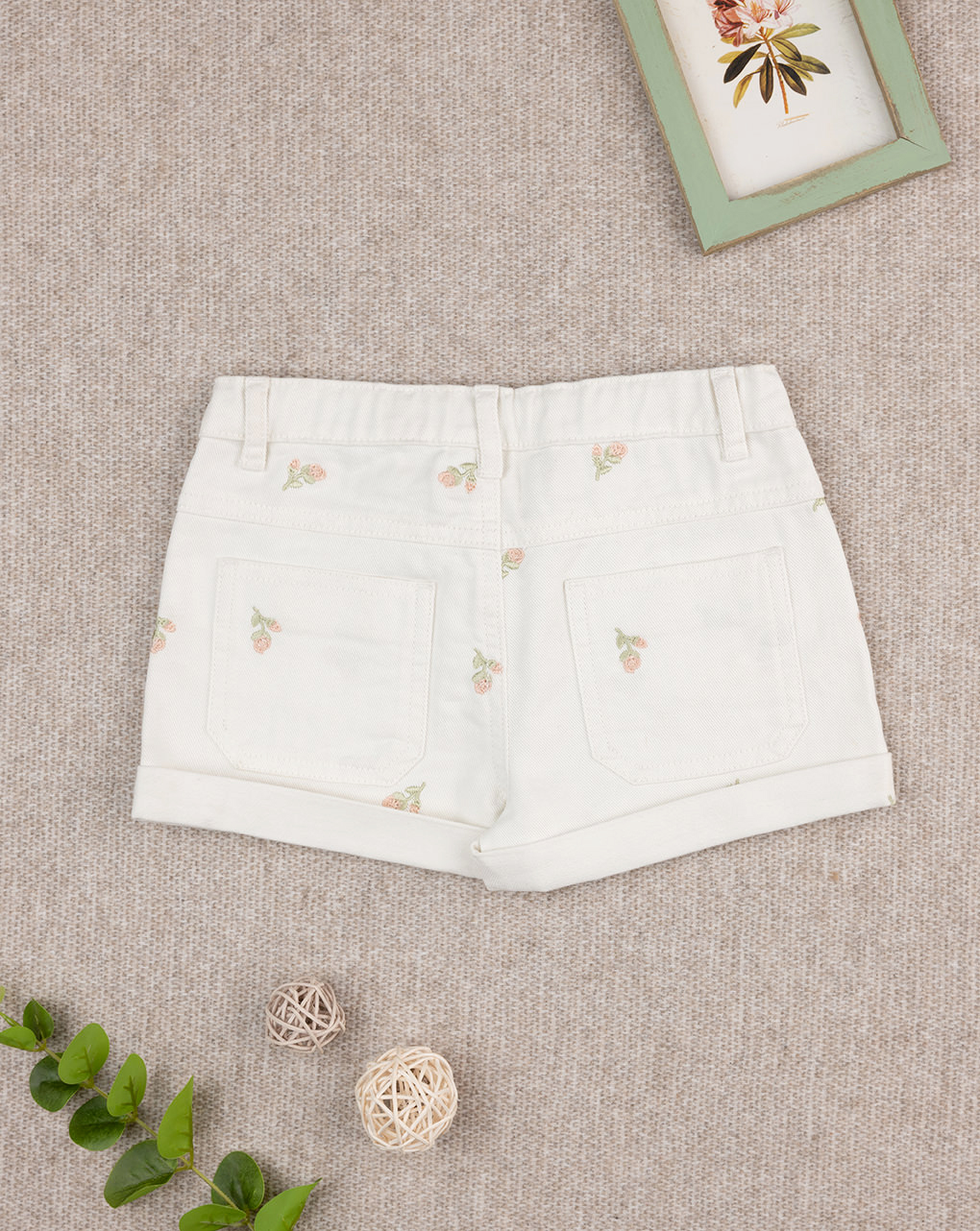 Shorts bimba panna con tulipani