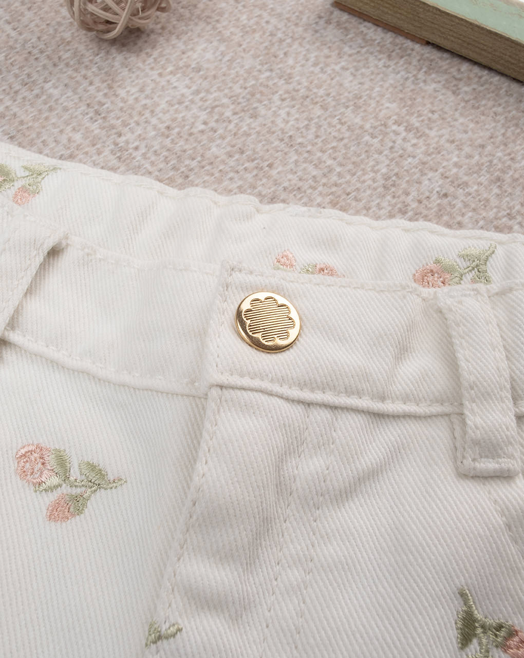 Shorts bimba panna con tulipani
