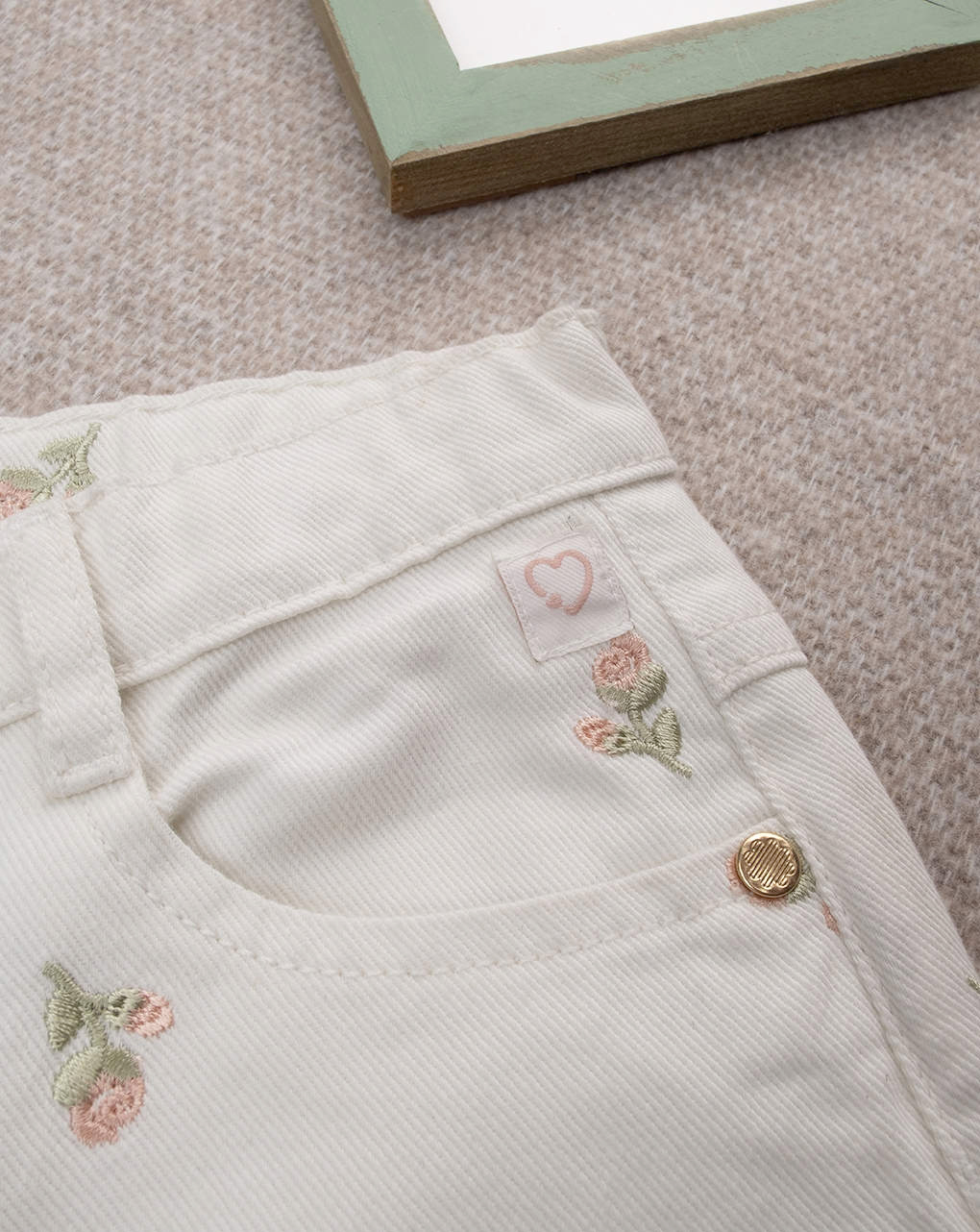 Shorts bimba panna con tulipani