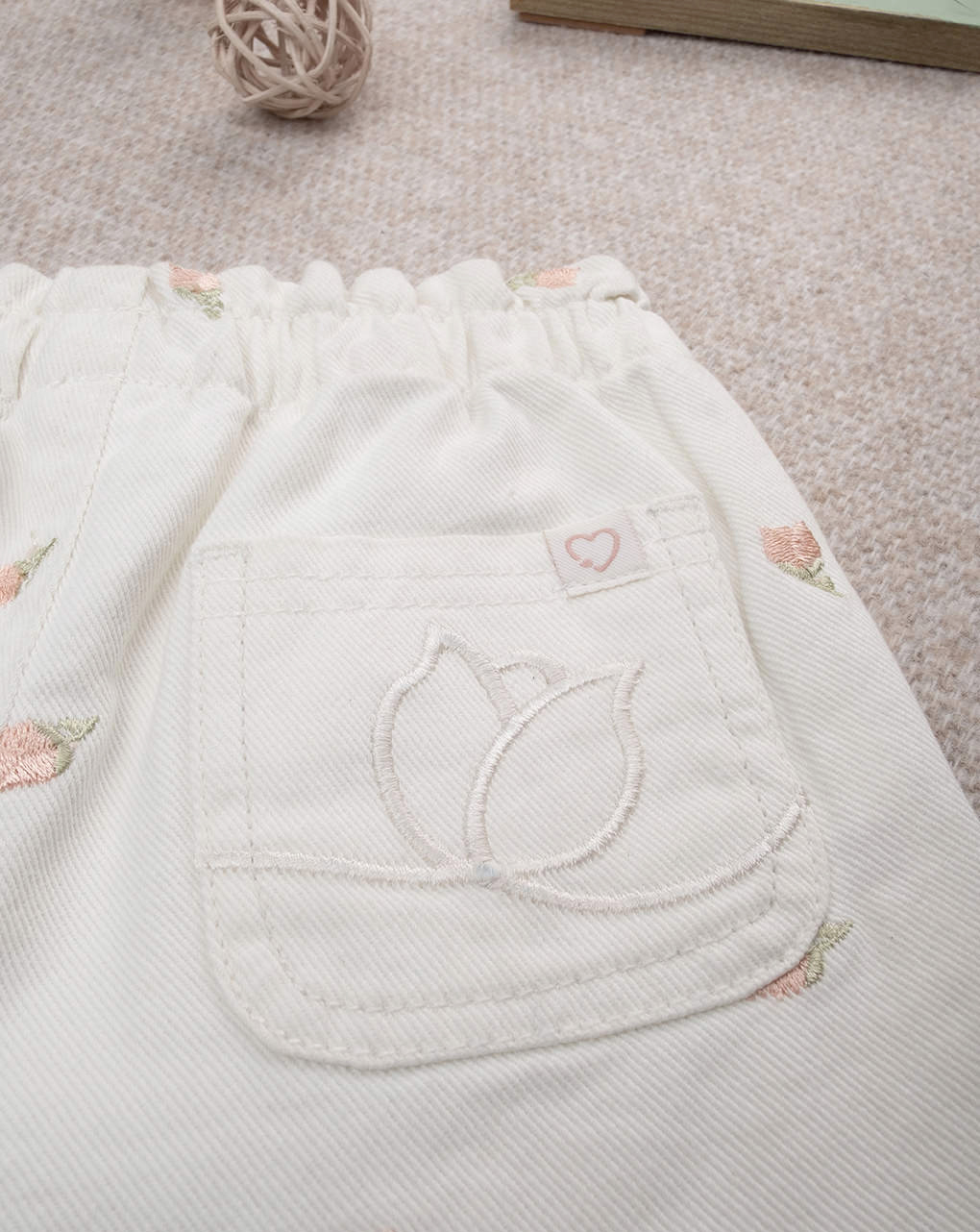 Shorts bimba panna tulipani ricamati