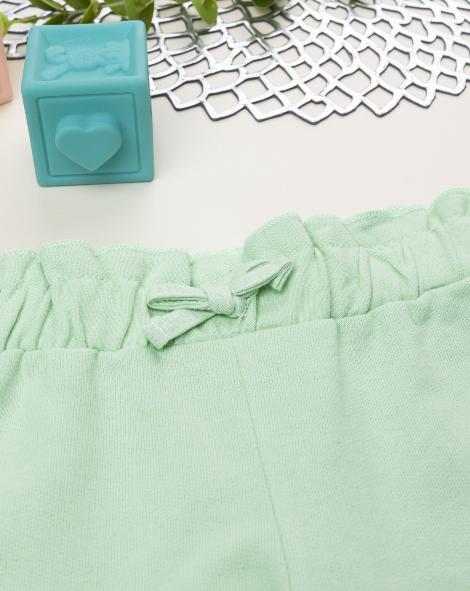 Shorts bimba verde con stampa