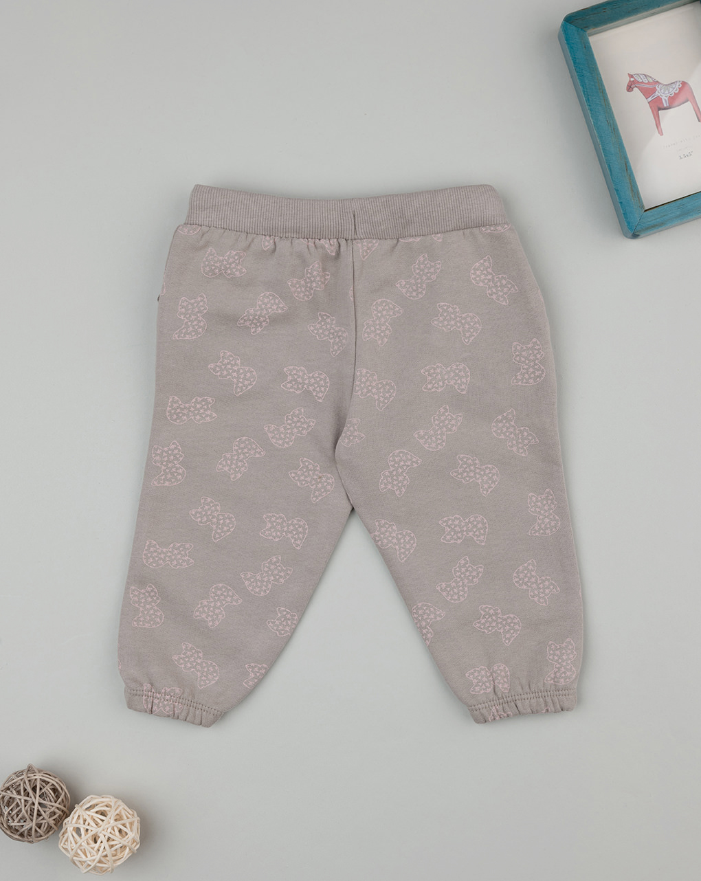 Pantaloni beige bimba con allover e ruches