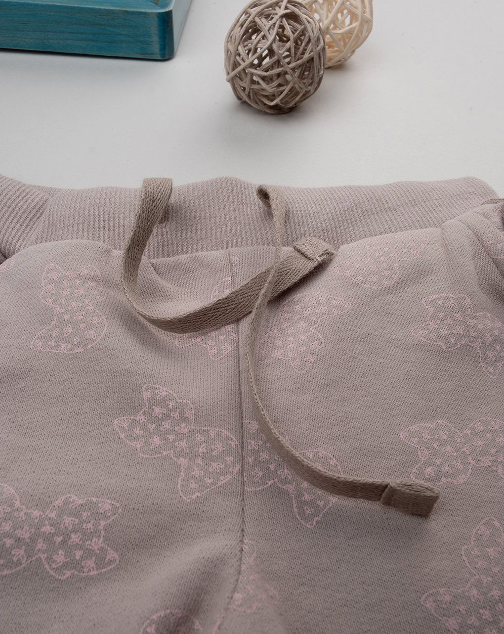 Pantaloni beige bimba con allover e ruches