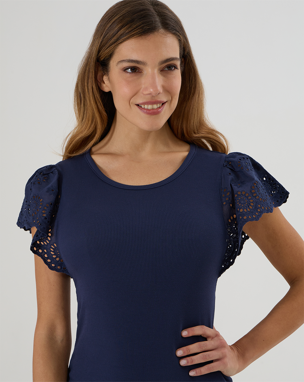 T-shirt blu con maniche sangallo