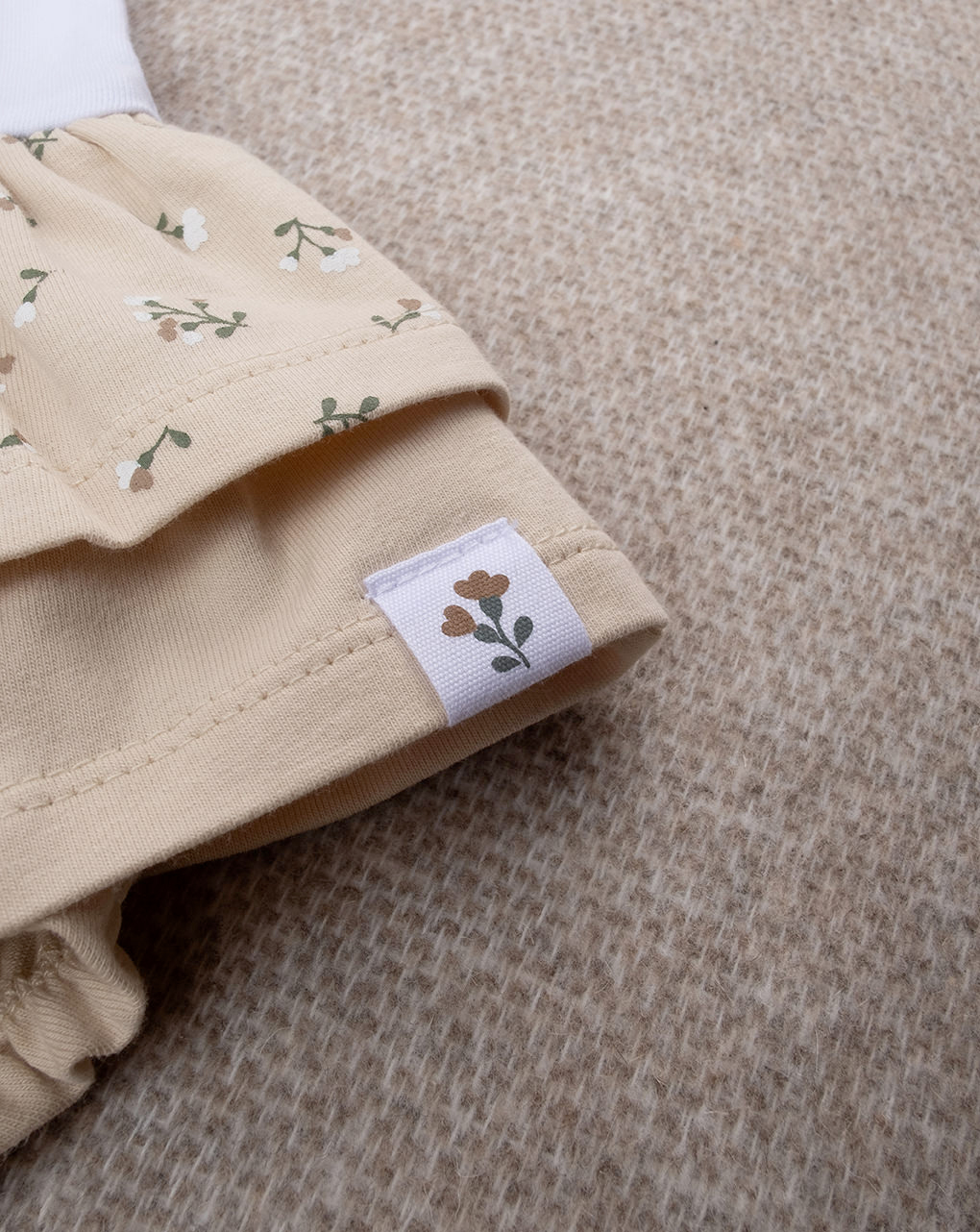 Pagliaccetto bimba beige coniglietto