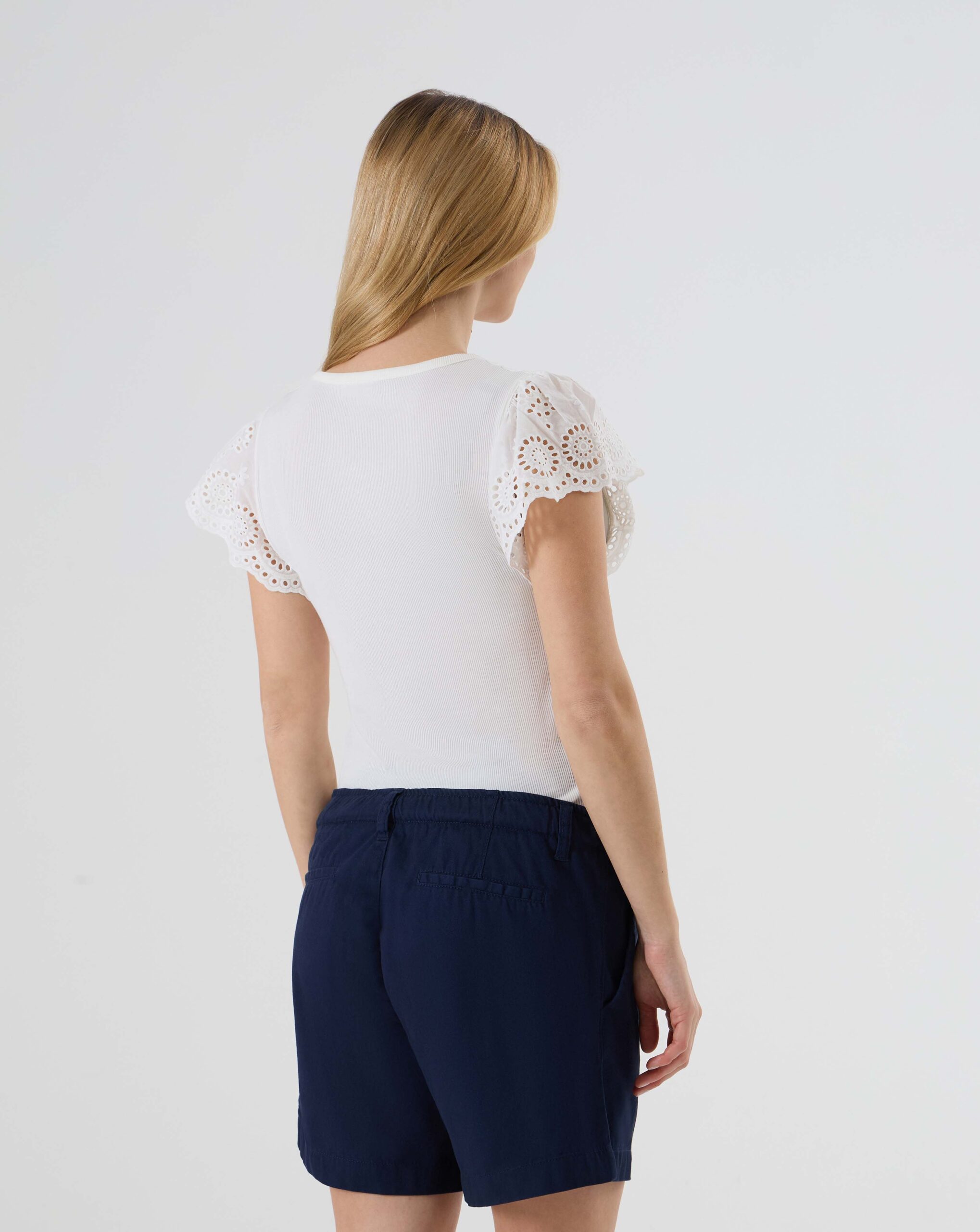 T-shirt bianca con maniche sangallo