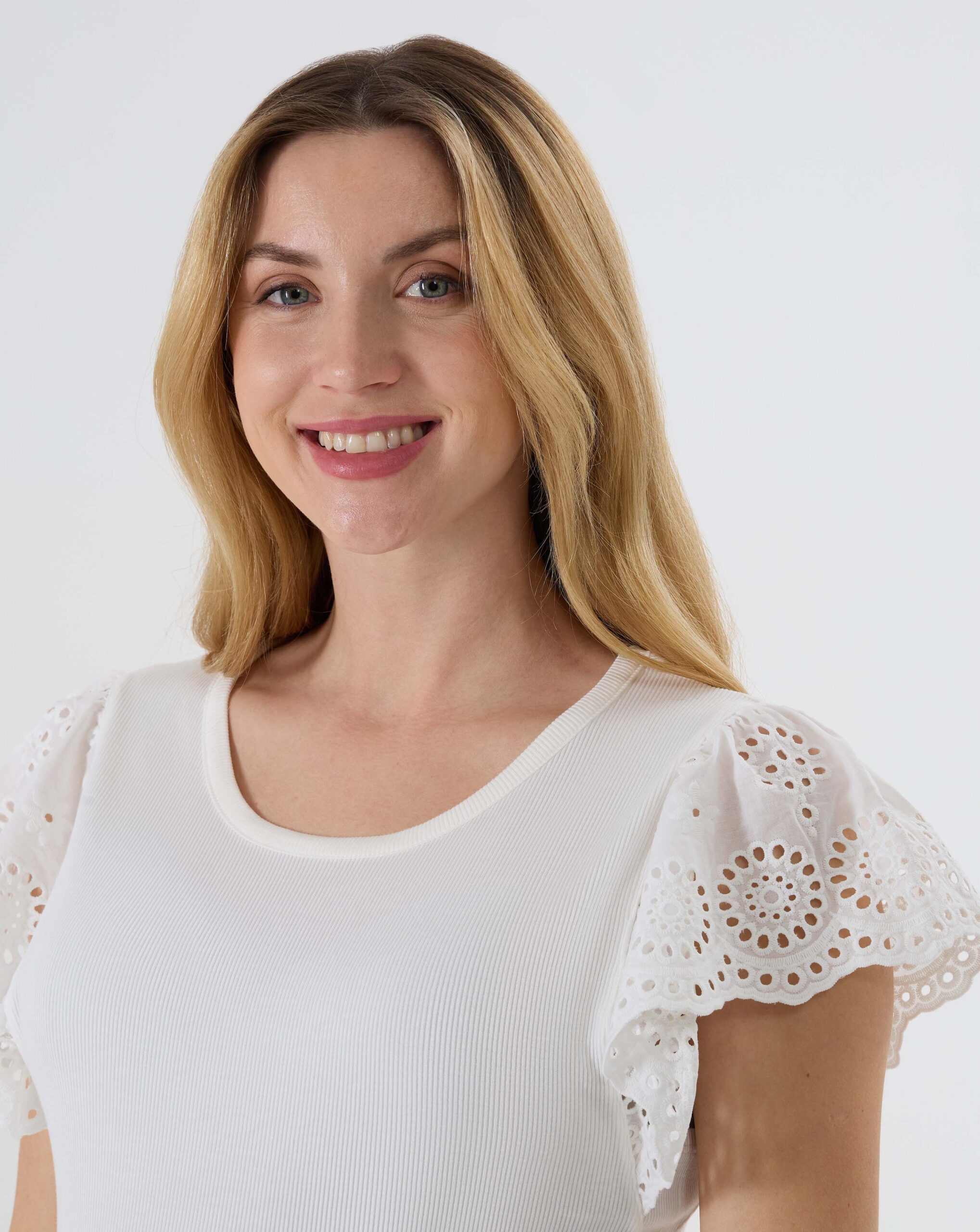 T-shirt bianca con maniche sangallo