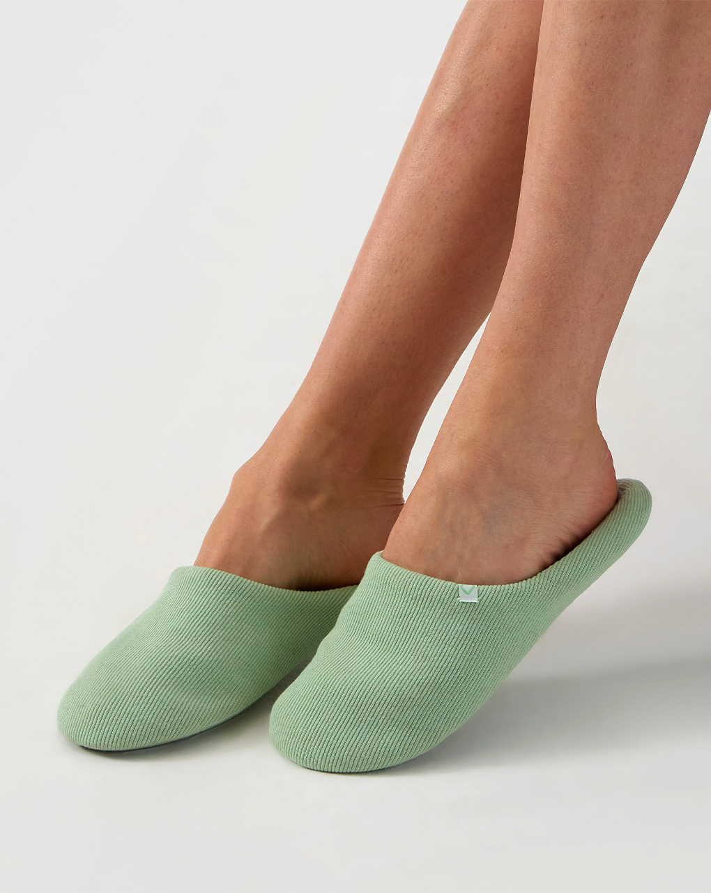 Pantofole verdi a costine con piccolo cuore