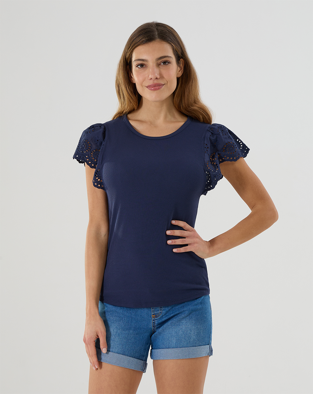T-shirt blu con maniche sangallo