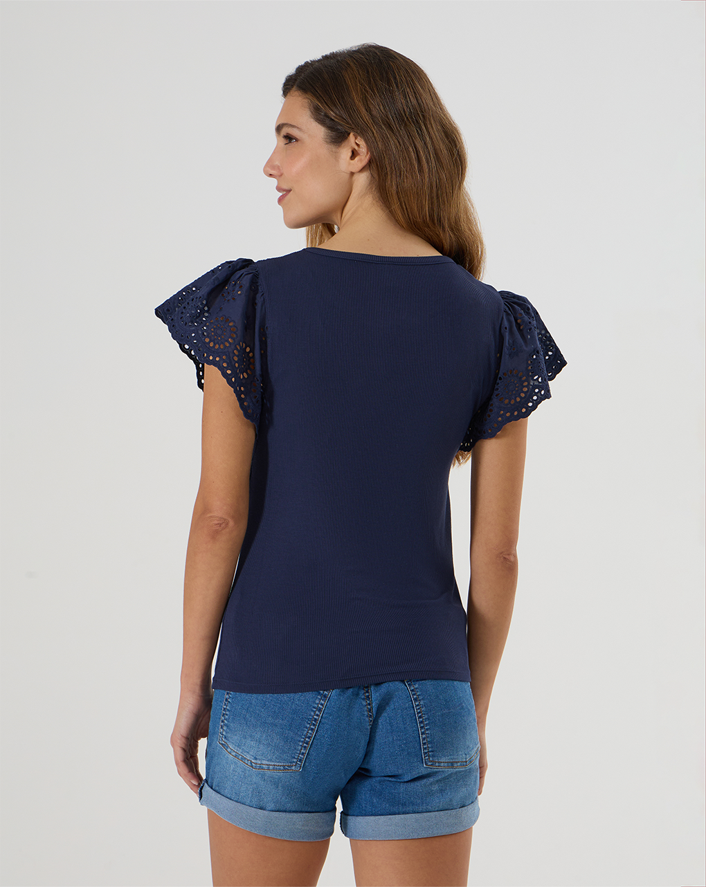 T-shirt blu con maniche sangallo