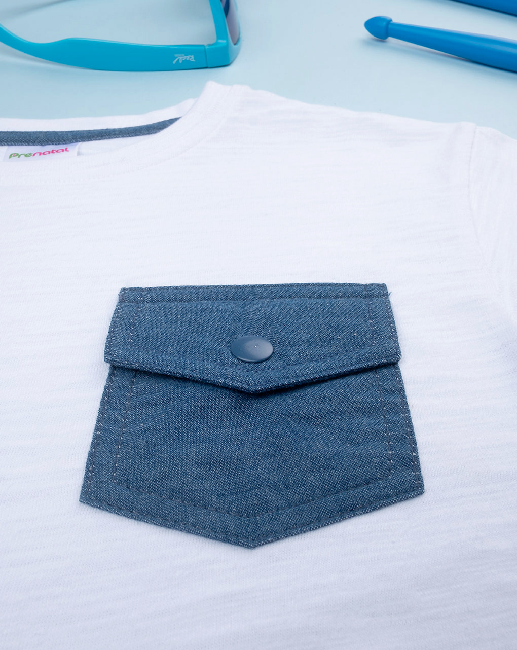 T-shirt bimbo bianca con taschino