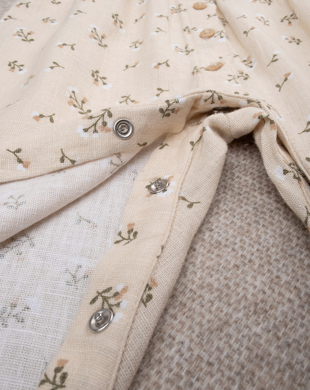Tutina bimba in lino beige fiori allover