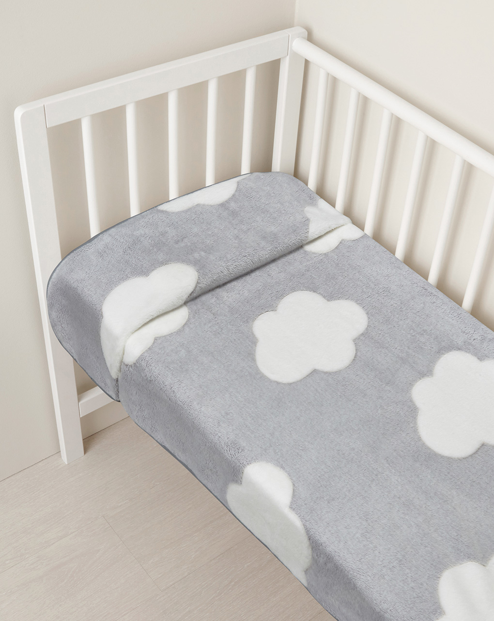Coperta per culla in finta pelliccetta grigio con nuvole bianche
