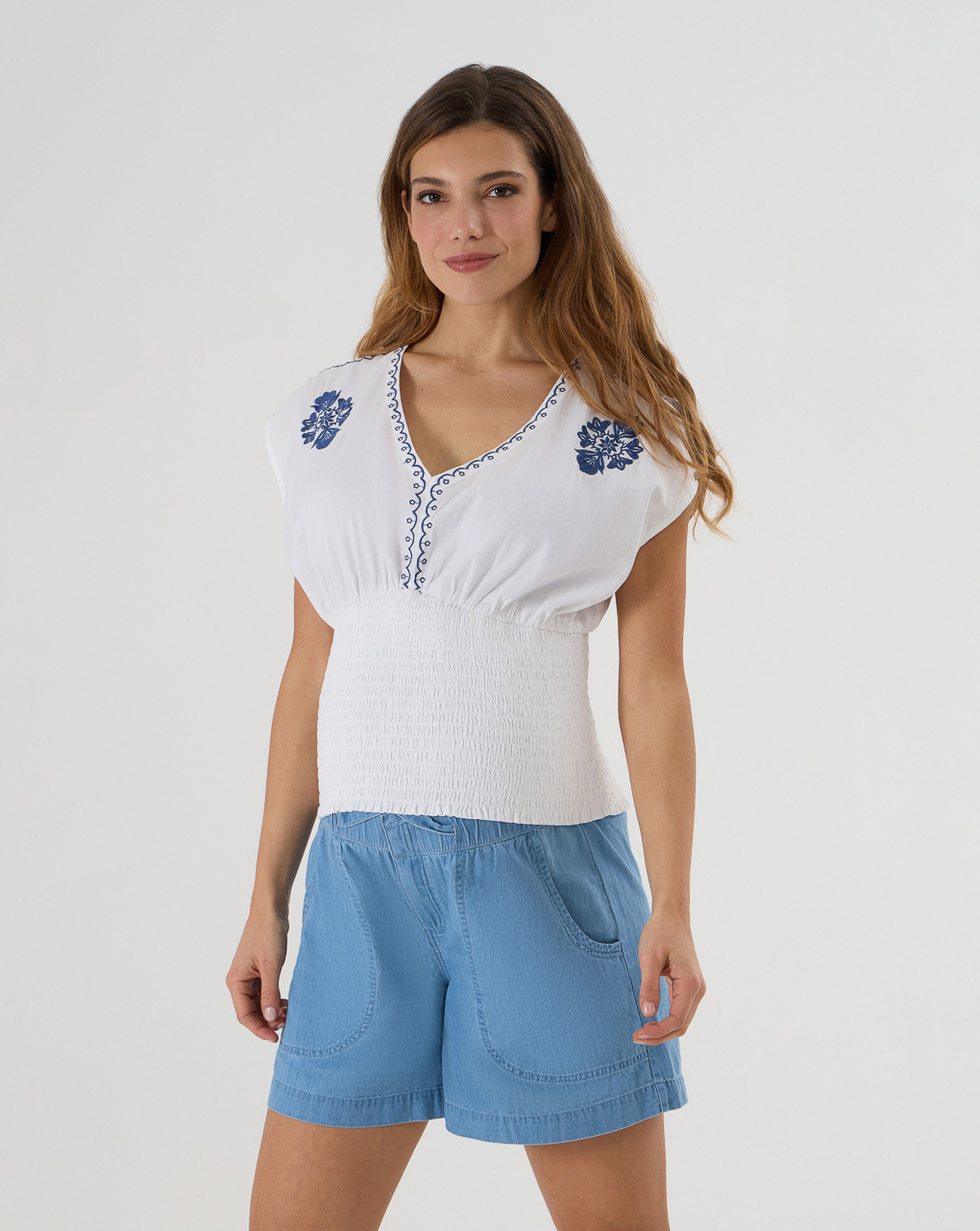 Blusa premaman bianca con ricami