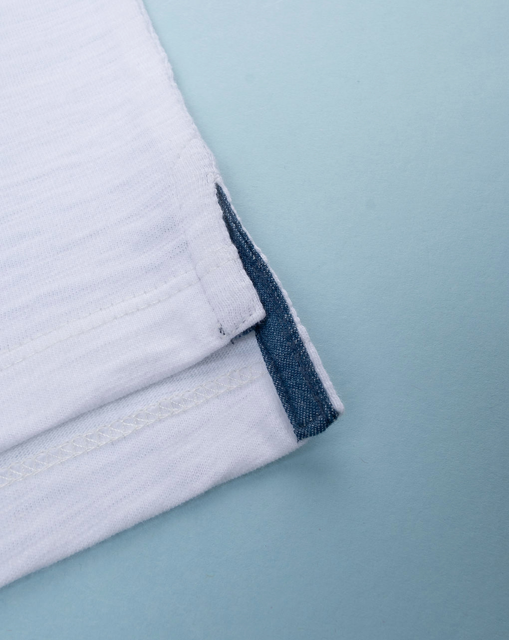 T-shirt bimbo bianca e denim