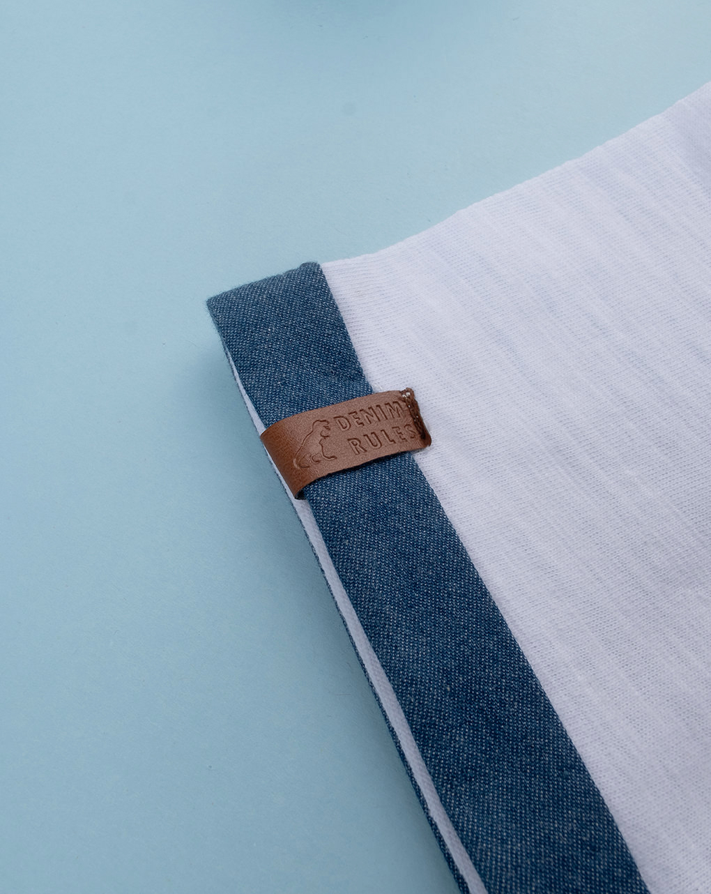 T-shirt bimbo bianca e denim