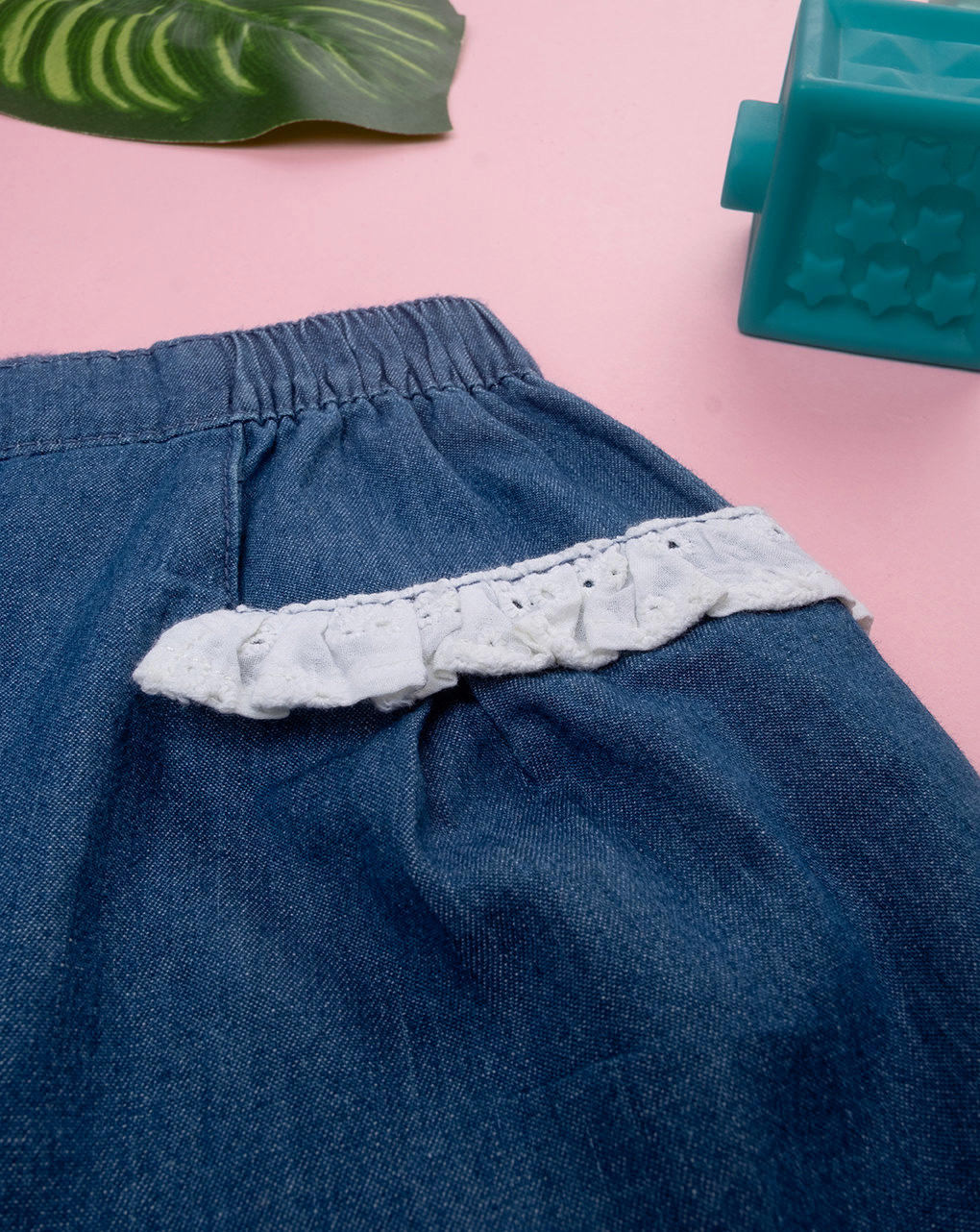 Shorts chambray bimba bordi in sangallo