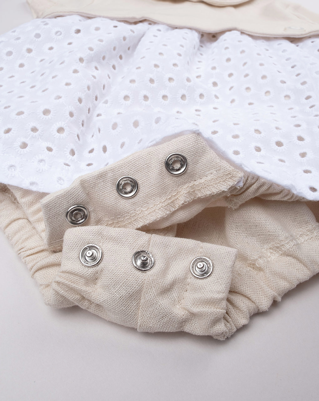 Abito bimba bicolor bianco/beige e sangallo