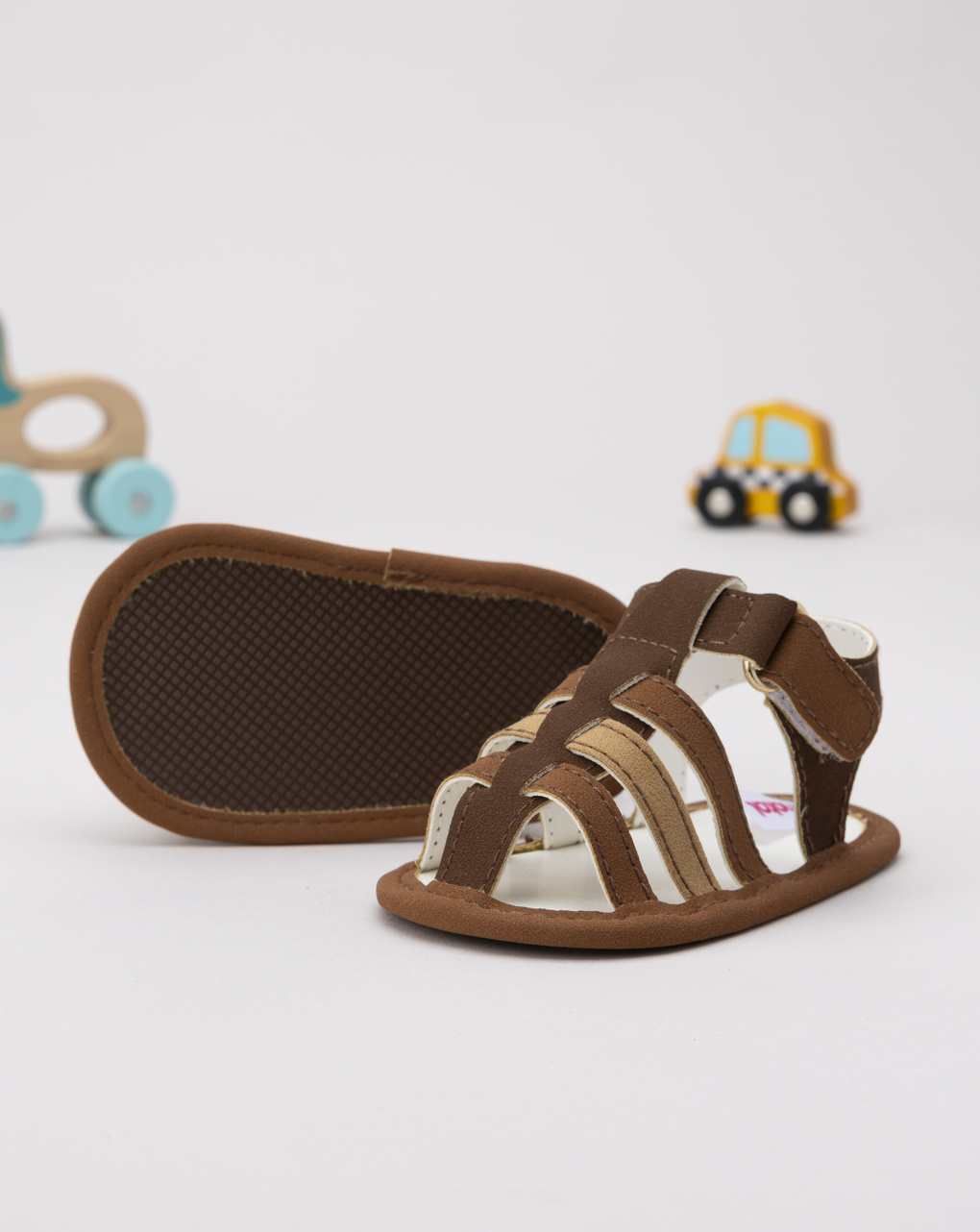 Sandalo ragno marrone neonato