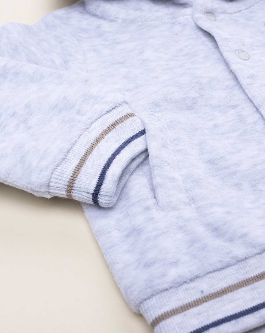 Cardigan grigio bimbo con cappuccio e patch