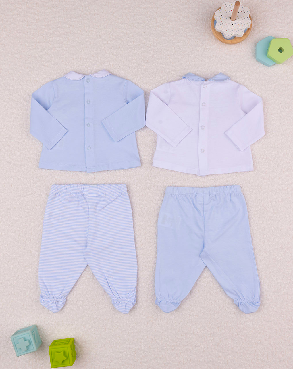 Completi in jersey azzurri e panna con ghette