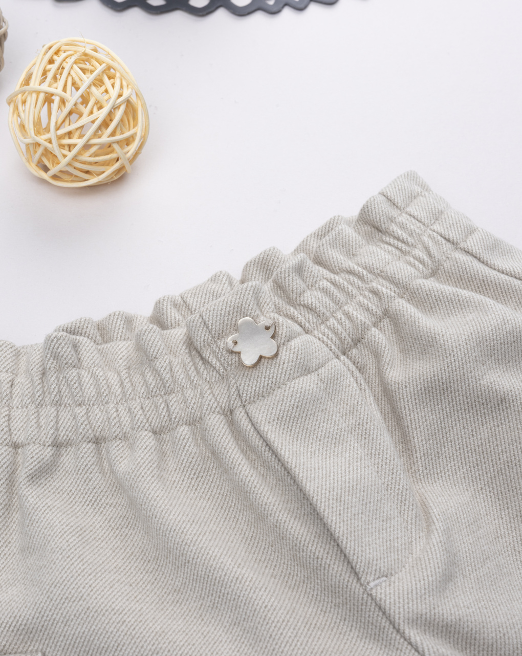 Pantalone bimba beige con tasche e ricami
