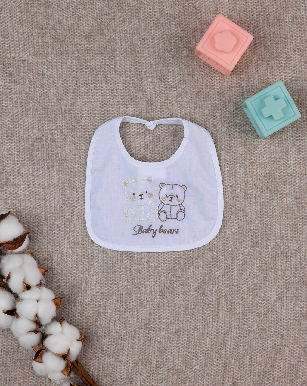 Bavaglino in mussola con ricamo