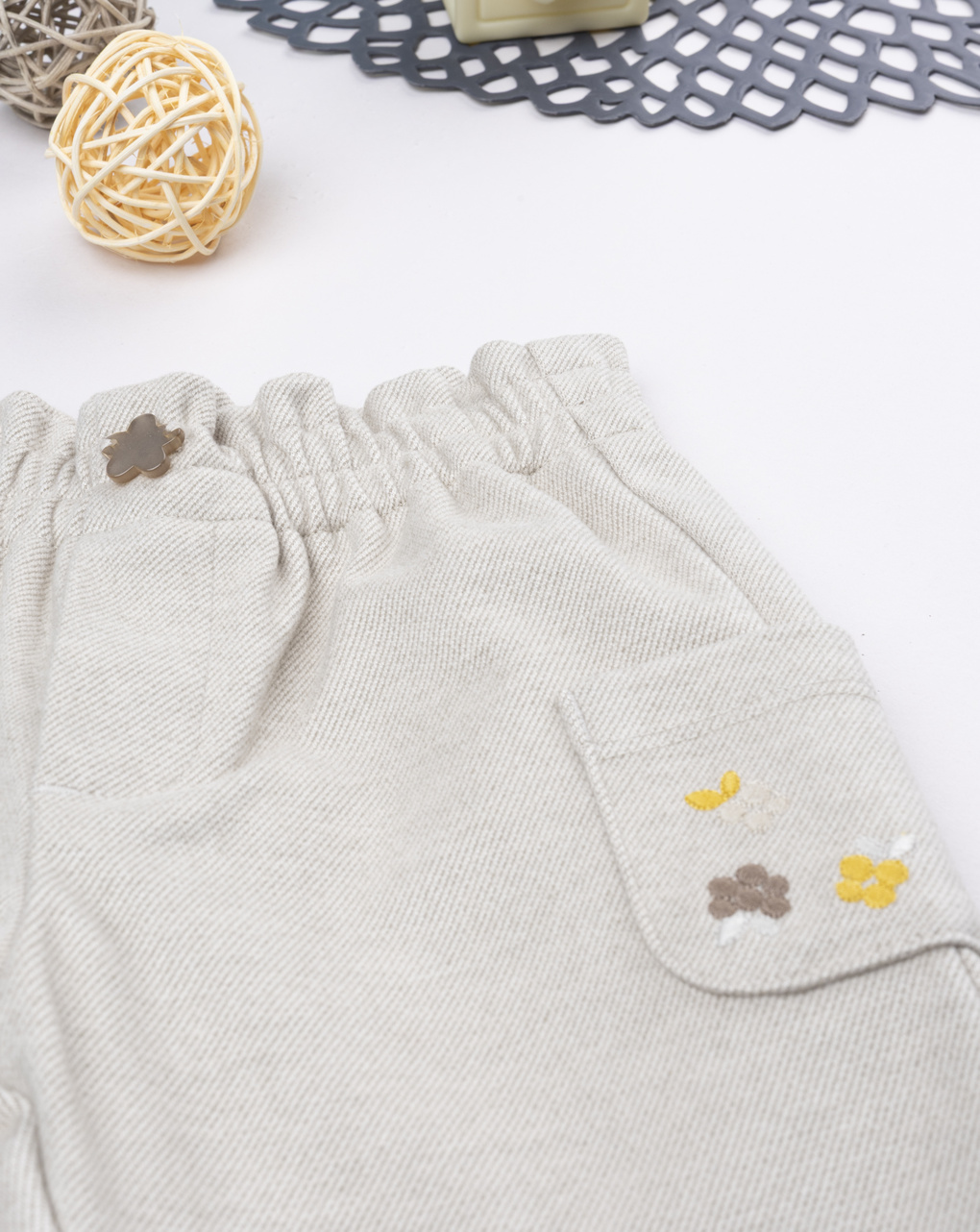 Pantalone bimba beige con tasche e ricami