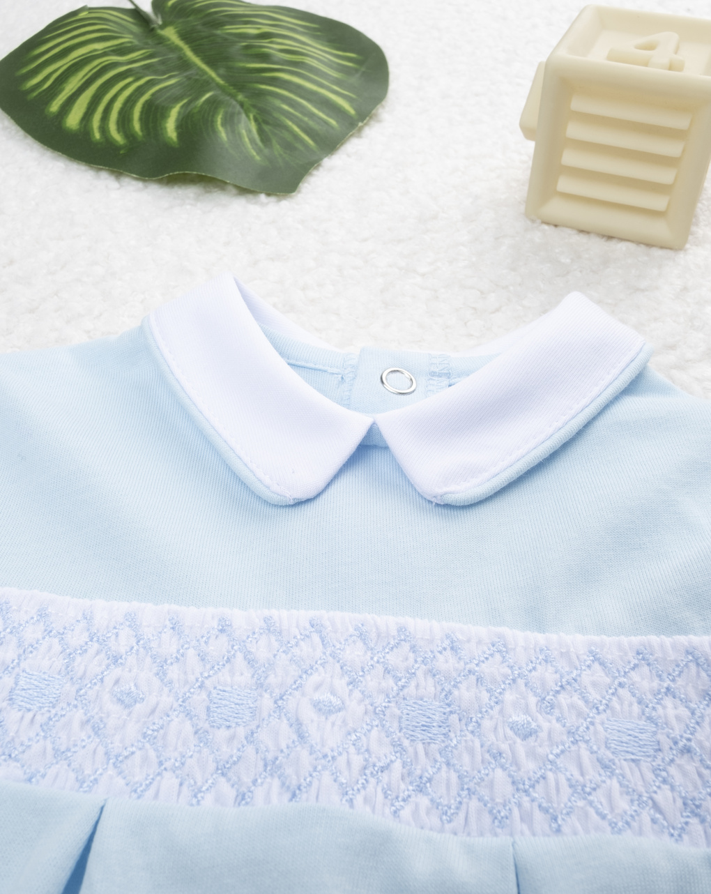 Pagliaccetto bimbo azzurro con ricami