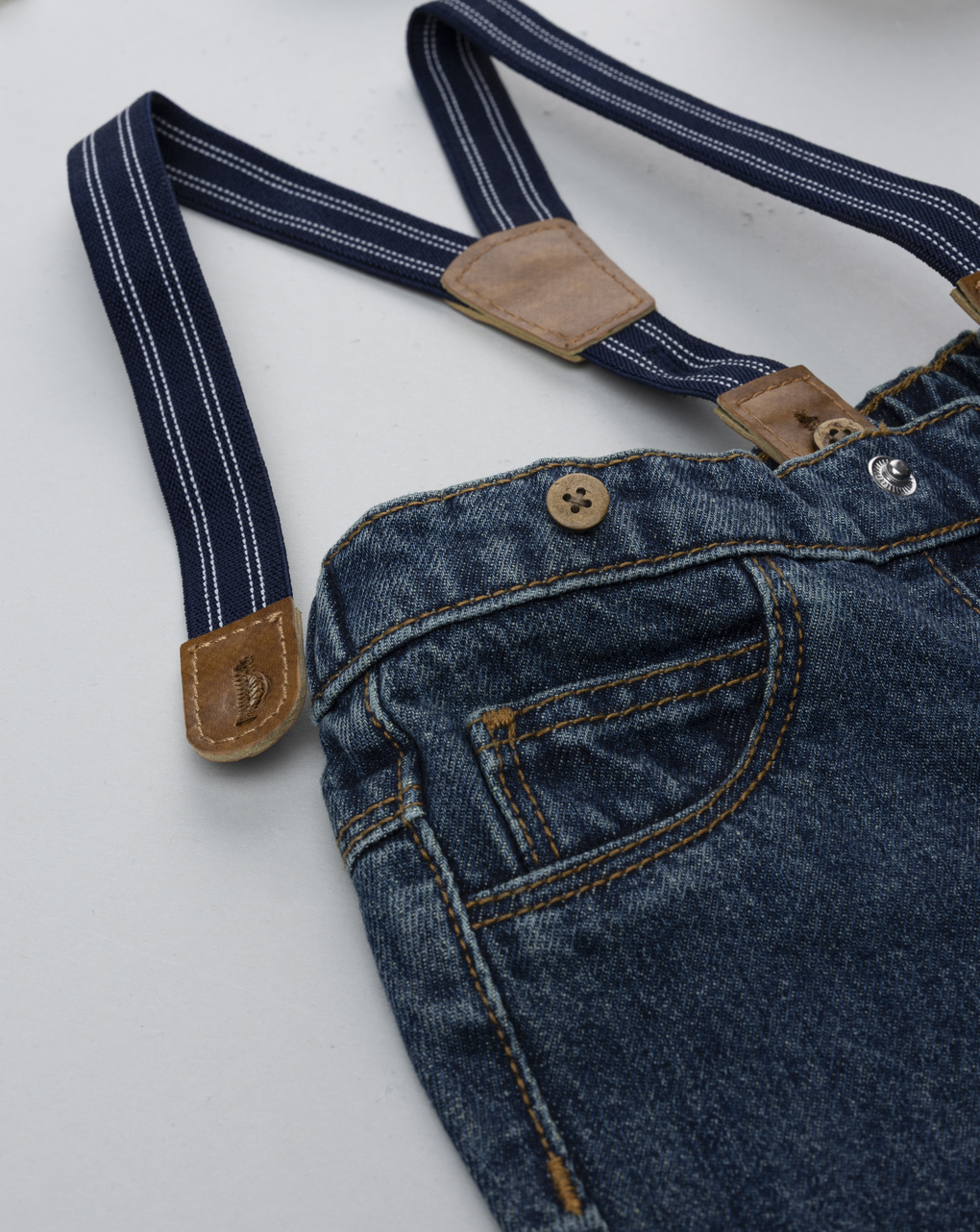 Pantaloni denim neonato con bretelle