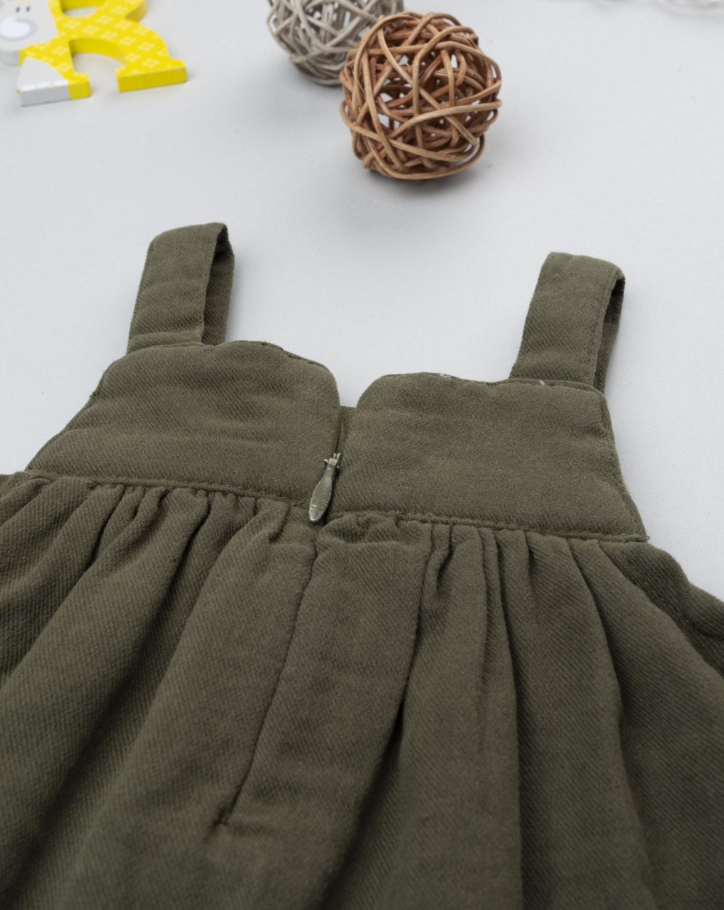 Scamiciato bimba verde con ricamo