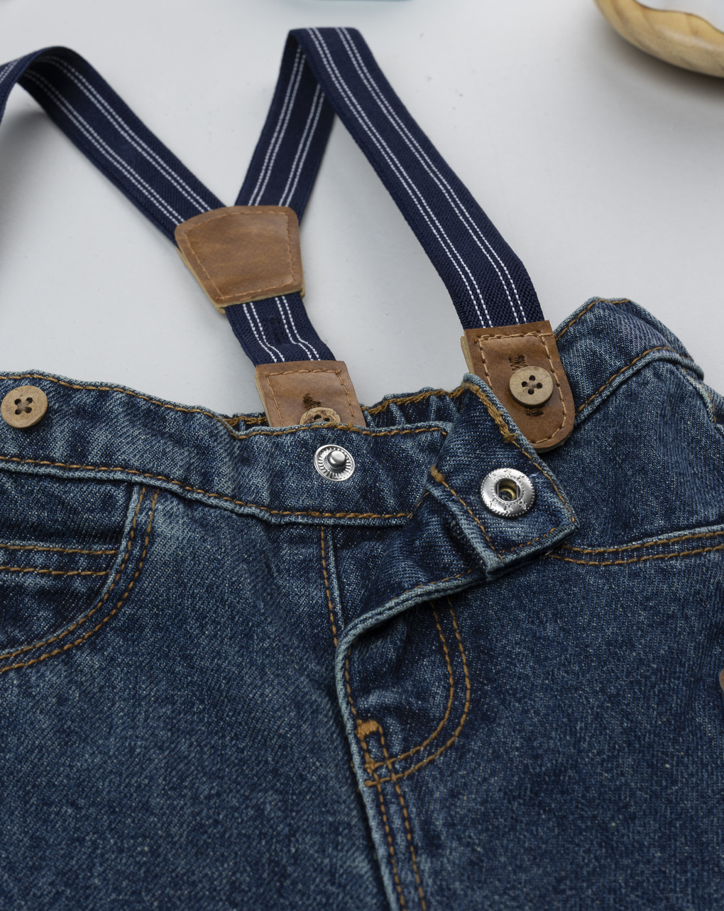 Pantaloni denim neonato con bretelle