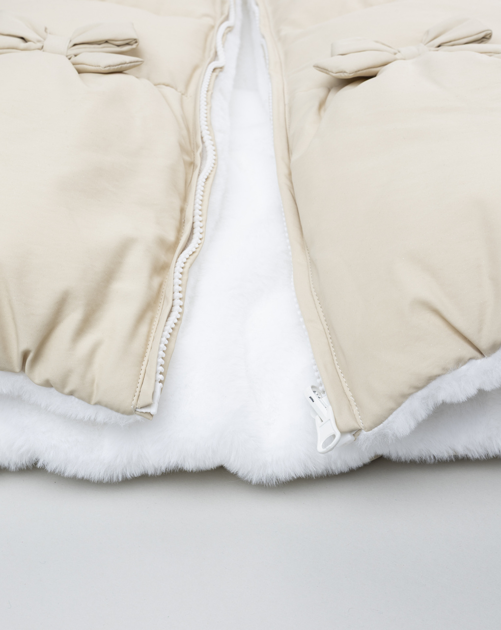 Giubbotto bimba beige con fiocchi