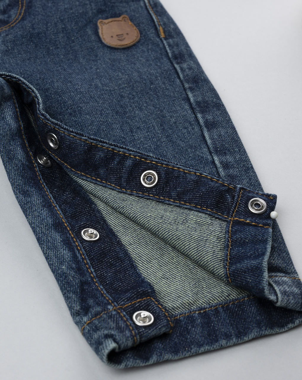 Pantaloni denim neonato con bretelle