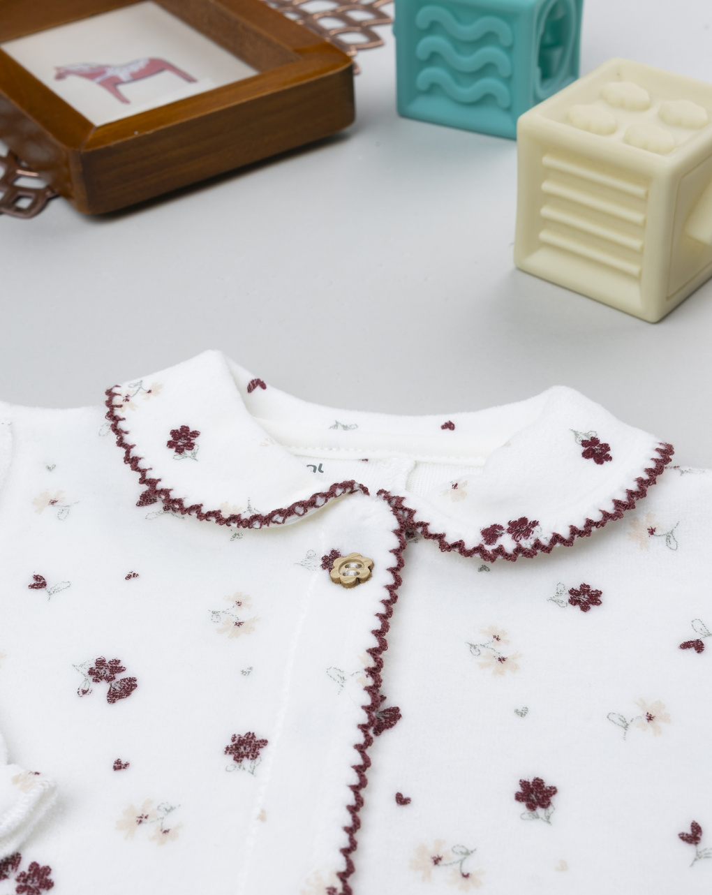 Tutina bianca neonata con fiorellini