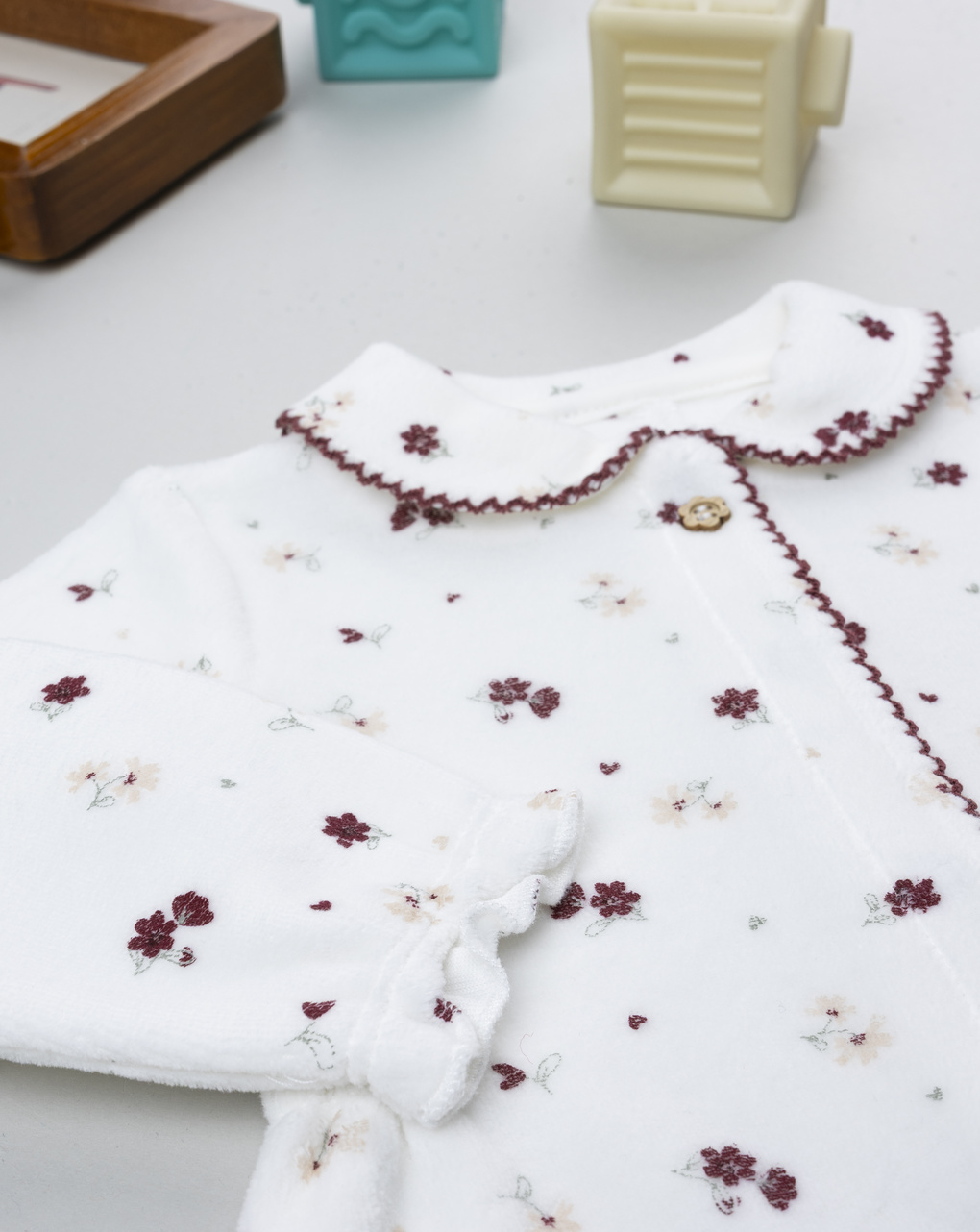 Tutina bianca neonata con fiorellini