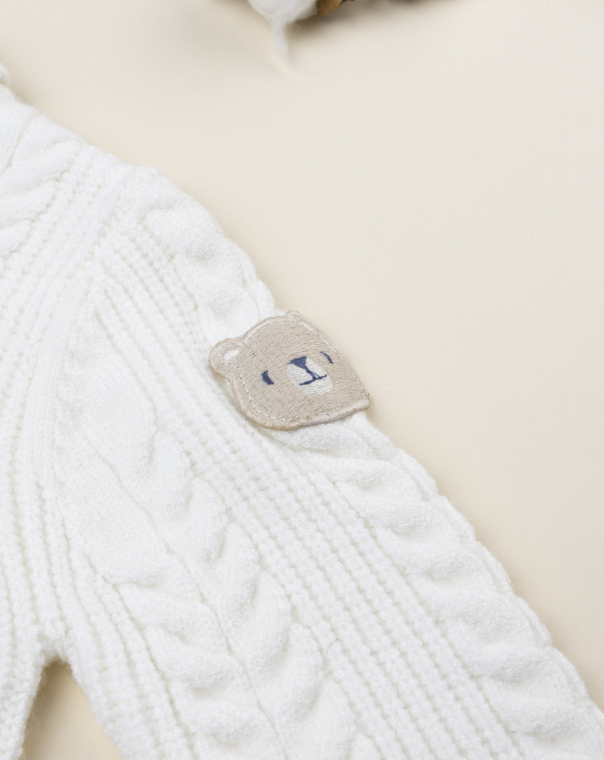 Maglia tricot bimbo bianca patch sul braccio