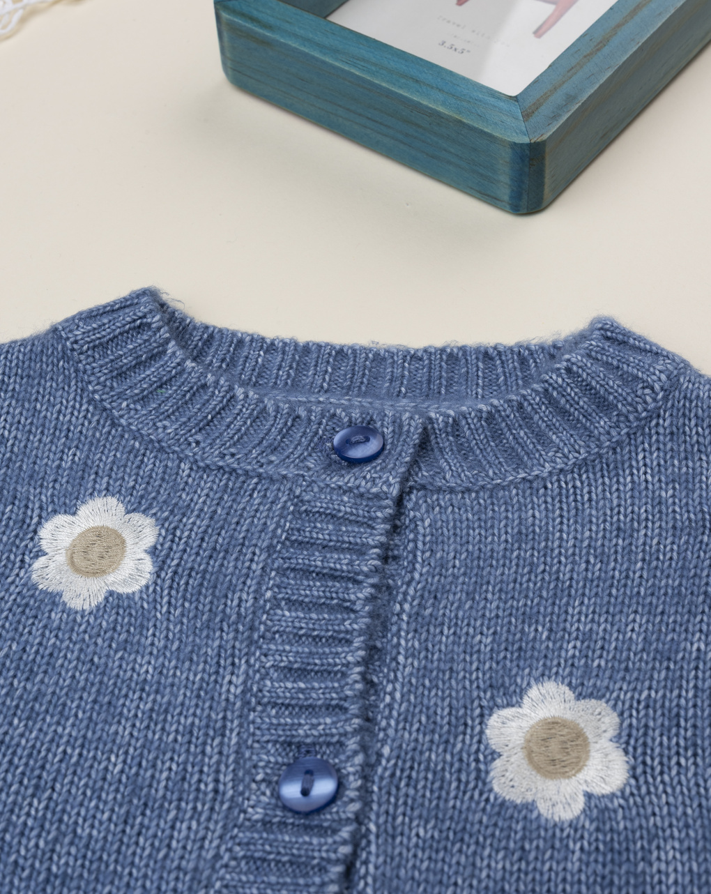 Cardigan bimba blu ricami fiori