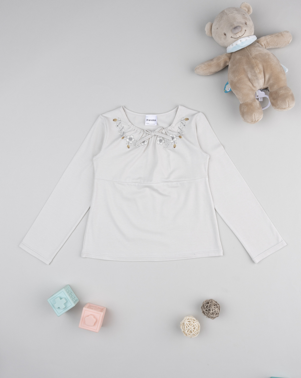 T-shirt beige bimba con collo ricamato