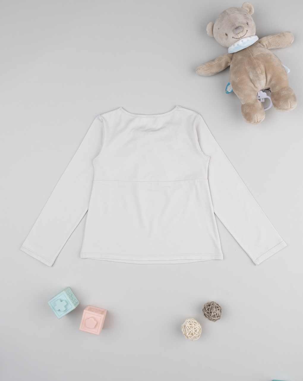 T-shirt beige bimba con collo ricamato